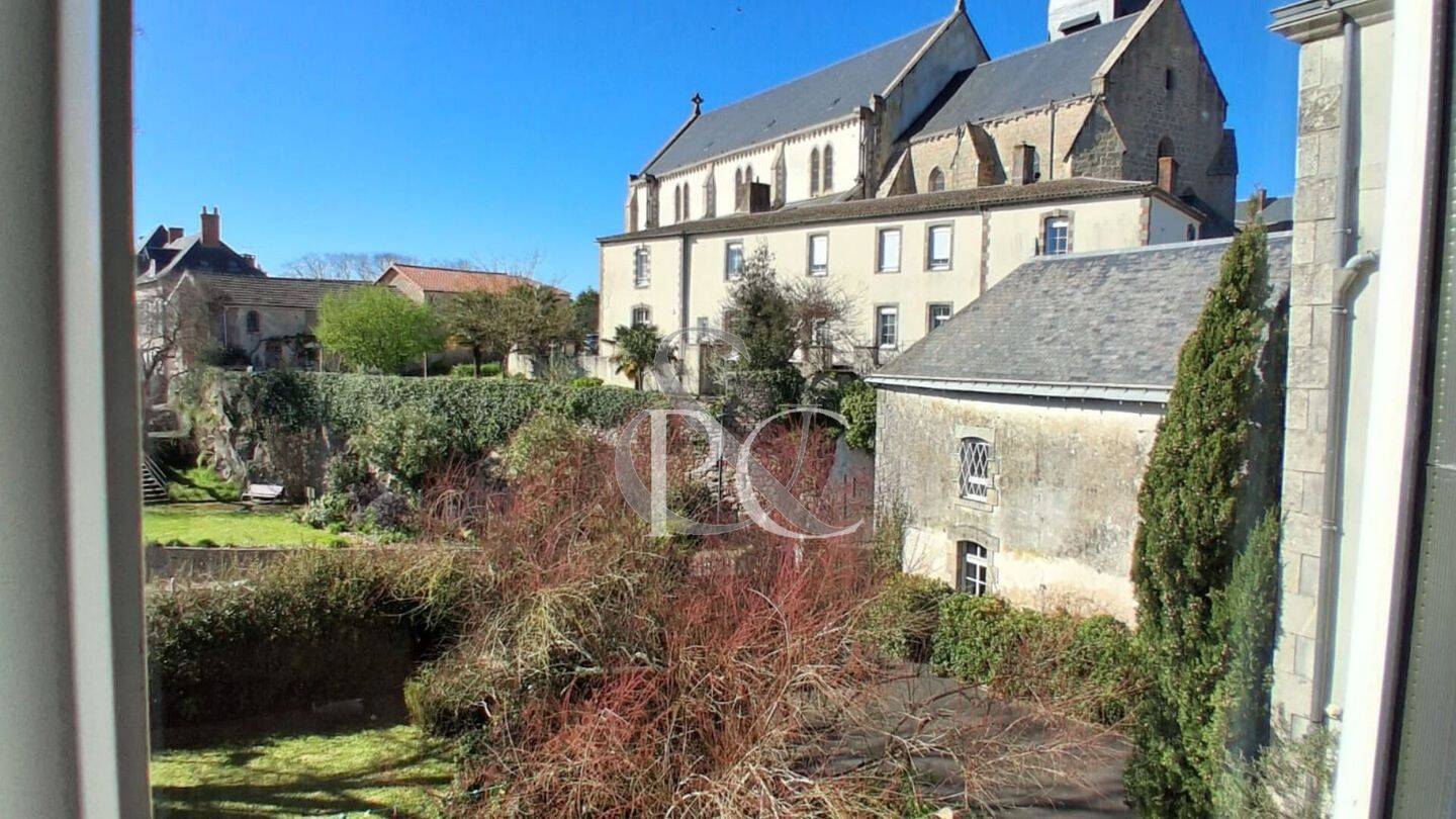 Maison 8 pièces 252 m² · à Le Poiré-sur-Vie · 252 m² · 441 000 €