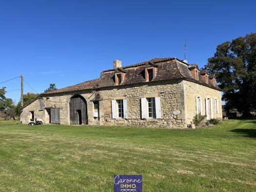 Maison de plain-pied à vendre 180 000 € 4 pièces 2 chambres 155 m² 10 000 m² de terrain Samazan 47250