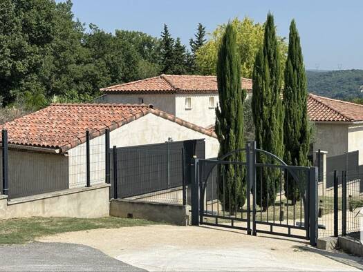 Maison de plain-pied à vendre 330 000 € 7 pièces 4 chambres 154 m² 1 085 m² de terrain Saint-Julien-de-Peyrolas 30760