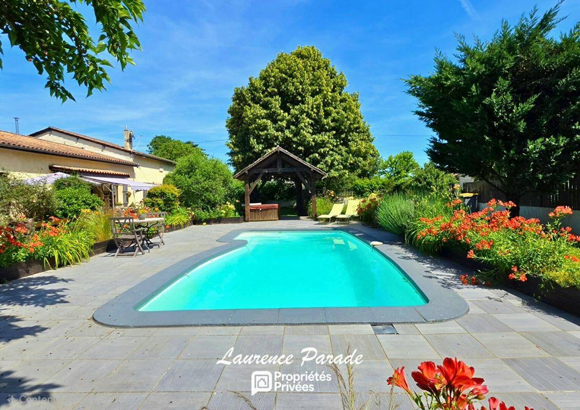 Maison 8 pièces 283 m² · à Ménesplet · 283 m² · 373 000 €