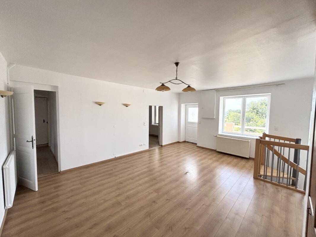 Maison 6 pièces 174 m² · à Belleville-en-Beaujolais · 174 m² · 1 050 €/mois