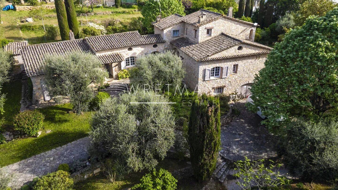 Maison 7 pièces 243 m² · à Grasse · 243 m² · 2 200 000 €