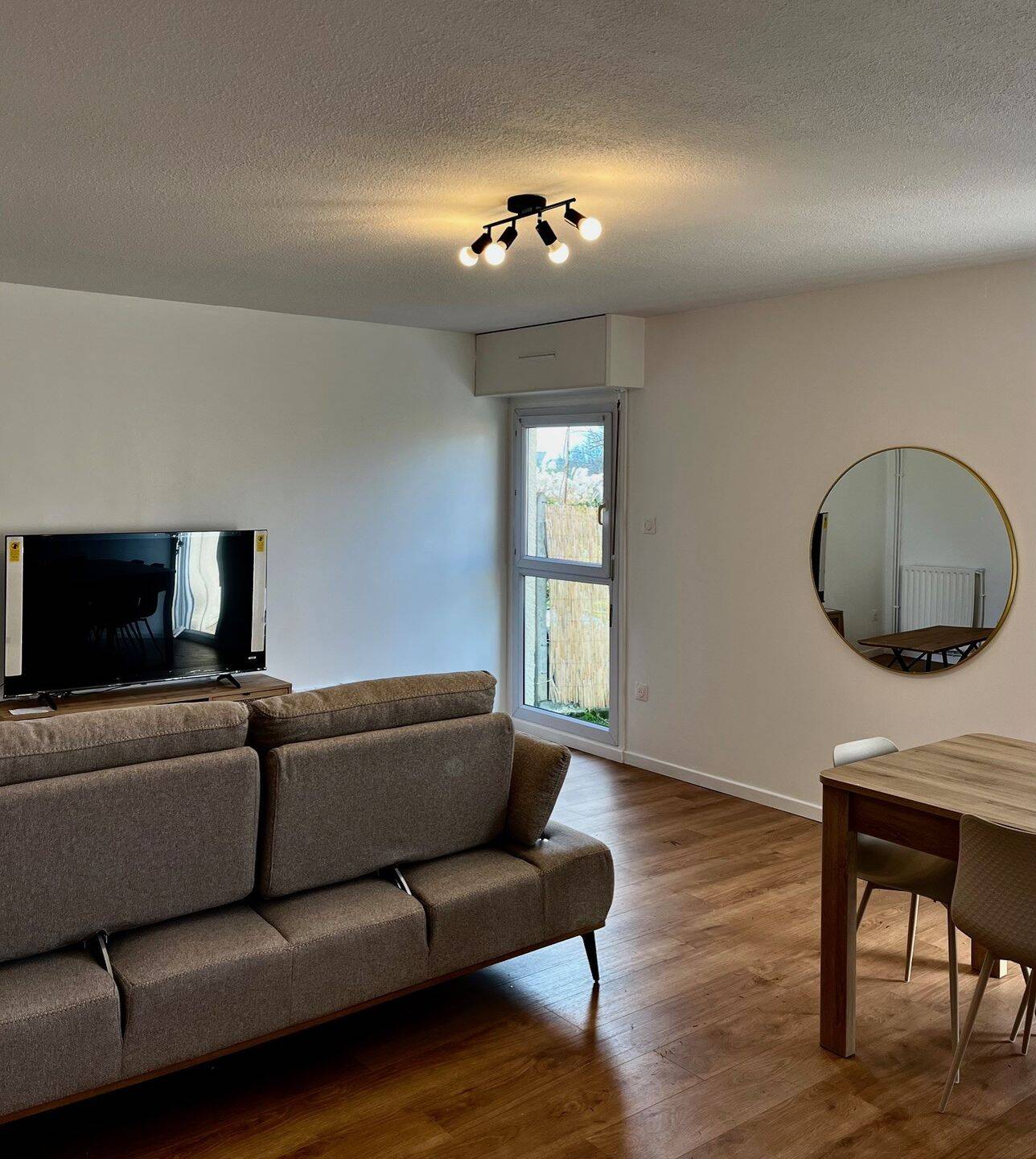 Appartement 6 pièces 100 m² · à Floirac · 100 m² · 610 €