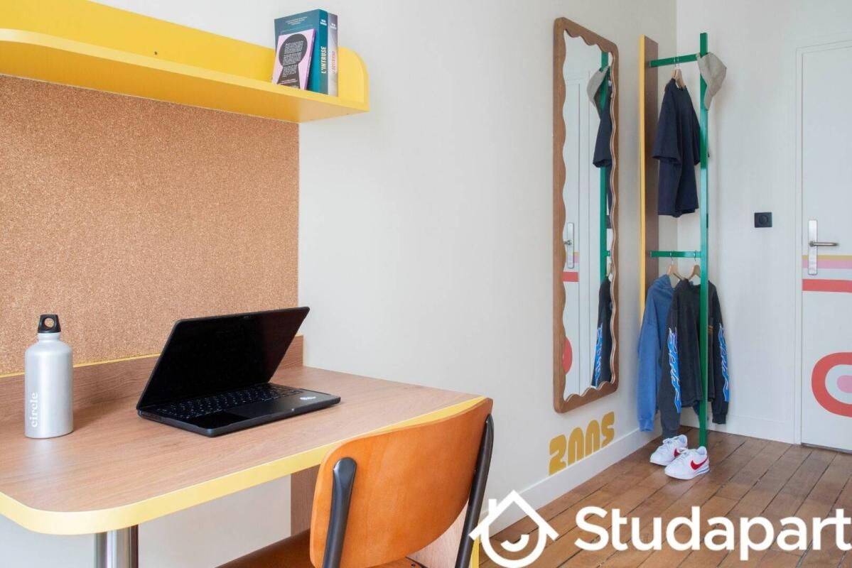 1 pièce 14 m² · à Paris 15ème · 14 m² · 1 389 €/mois