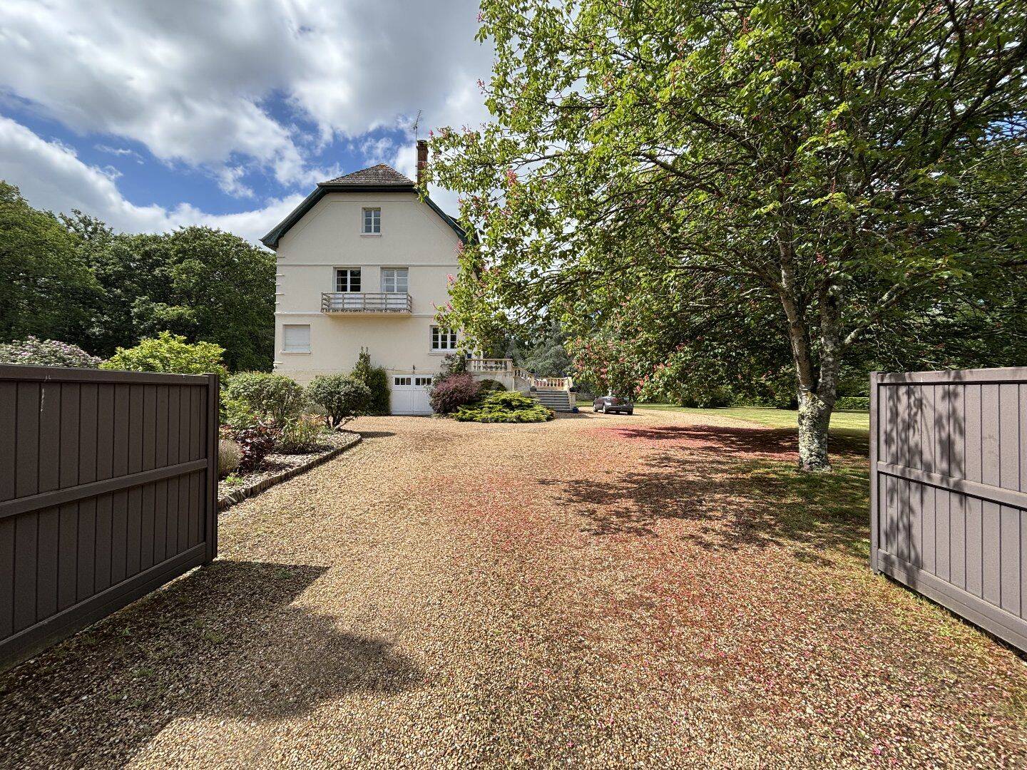 Maison 8 pièces 320 m² · à Précigné · 320 m² · 438 000 €