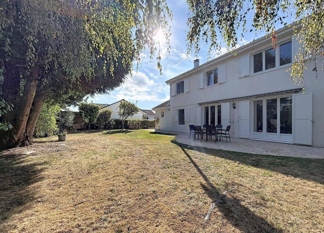 Maison 5 pièces 169 m² · à Voisins-le-Bretonneux · 168,9 m² · 769 600 €