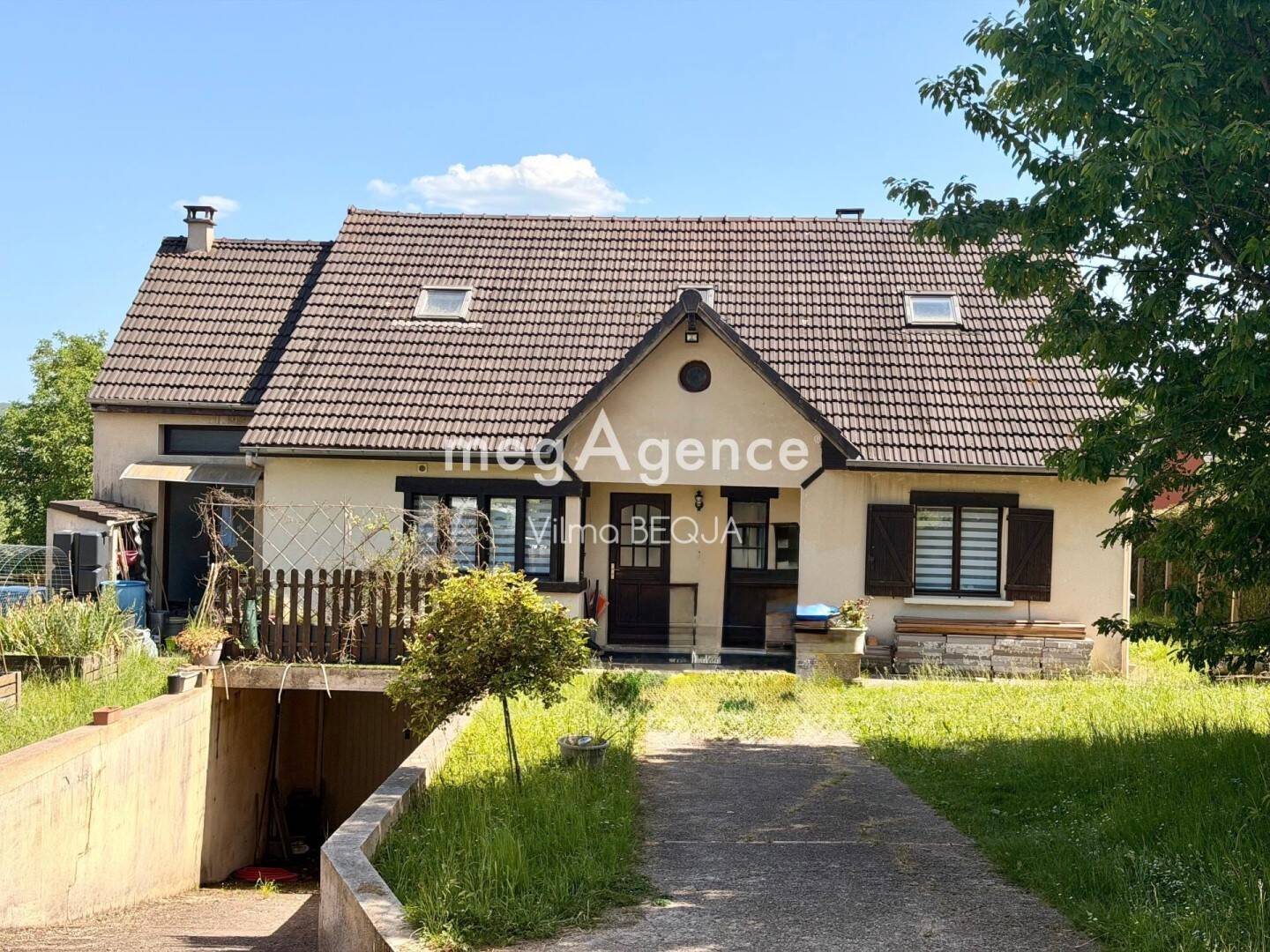 Maison 7 pièces 171 m² · à Étigny · 171 m² · 240 000 €