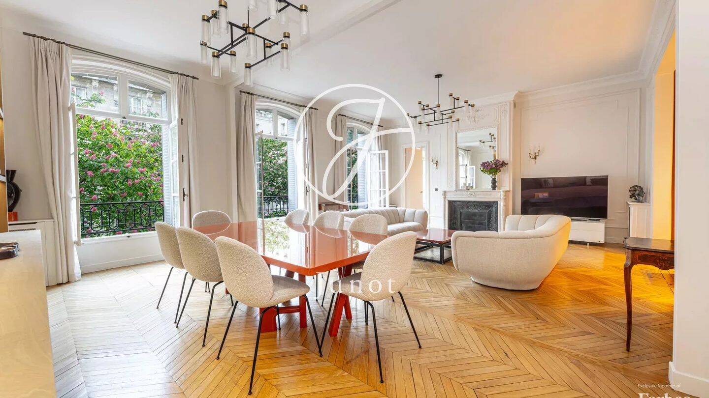 Appartement 4 pièces 161 m² · à Paris 7ème Arrondissement · 161,2 m² · 9 400 €