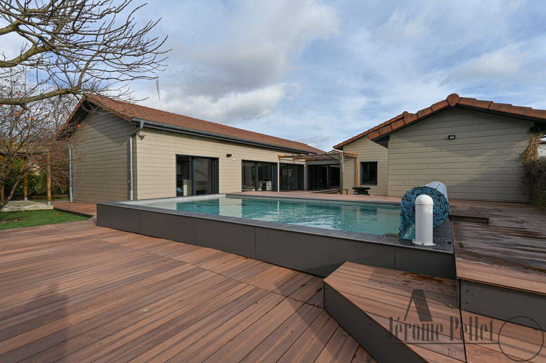 Maison 8 pièces 235 m² · à Communay · 235 m² · 600 000 €