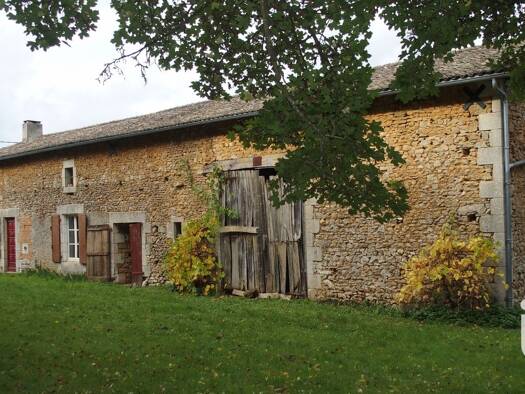 Maison à vendre 85 000 € 3 pièces 2 chambres 161 m² 1 500 m² de terrain Anché 86700