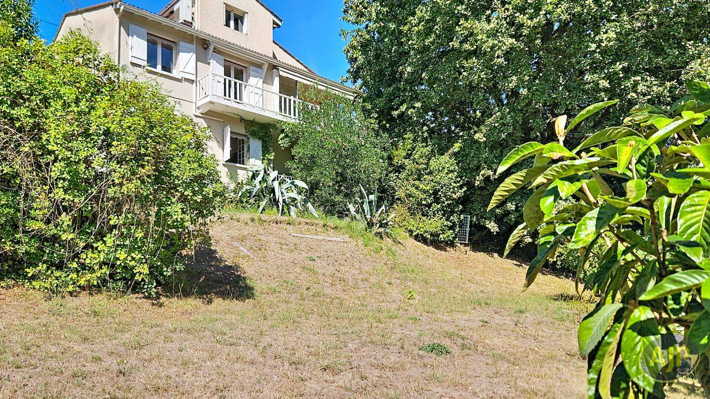 Maison 6 pièces 155 m² · à Castillon-la-Bataille · 154,6 m² · 172 000 €