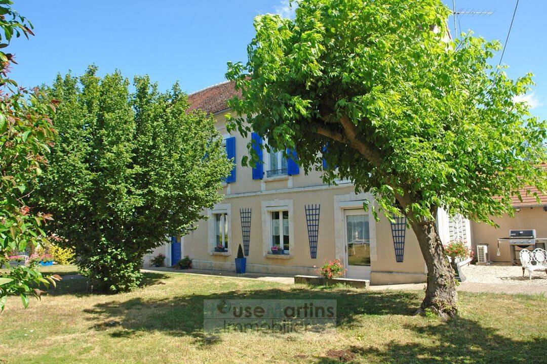Maison 11 pièces 485 m² · à Charmoy · 485 m² · 690 000 €