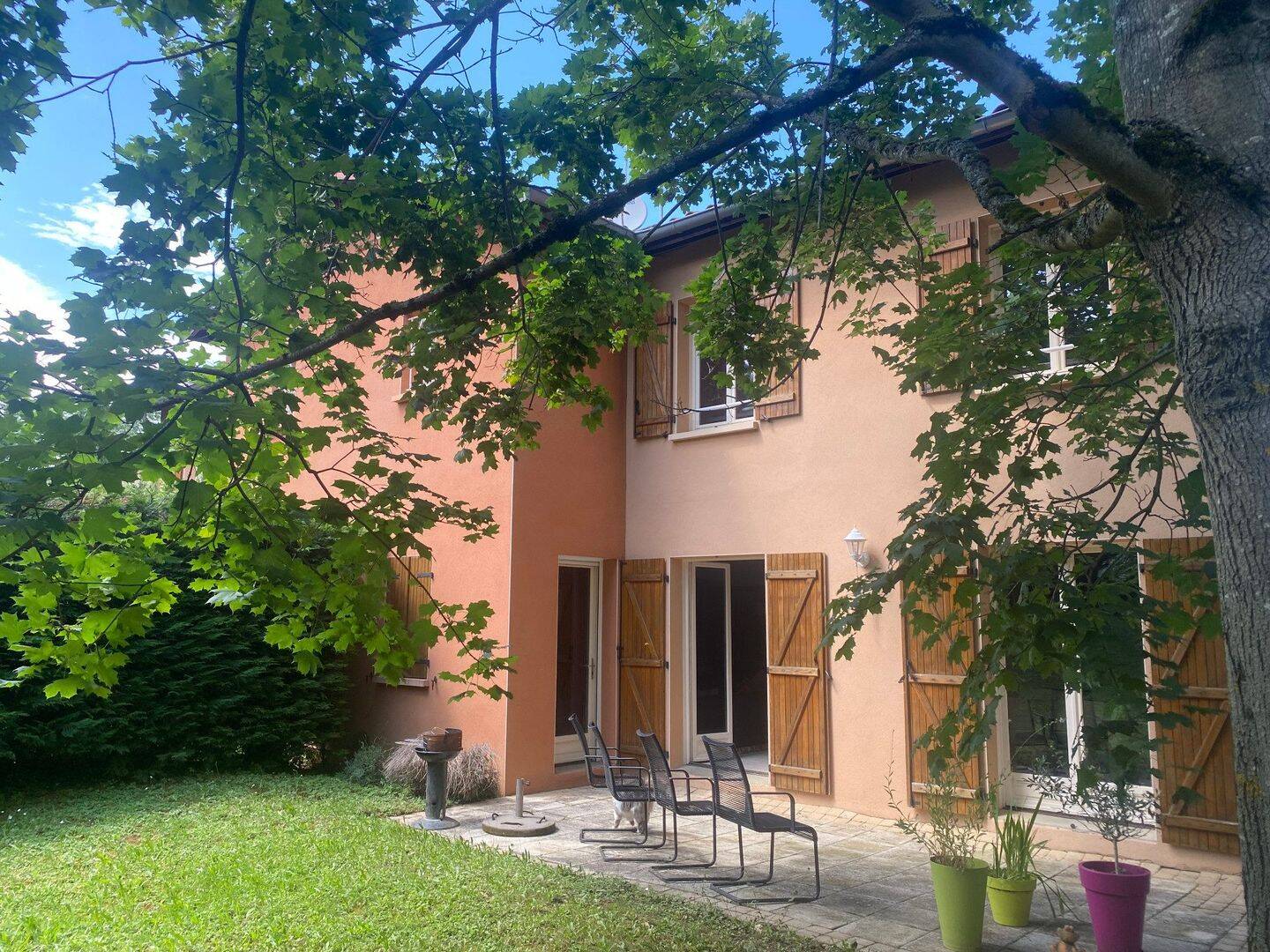 Maison 6 pièces 146 m² · à Sainte-Foy-lès-Lyon · 146,3 m² · 2 825 €