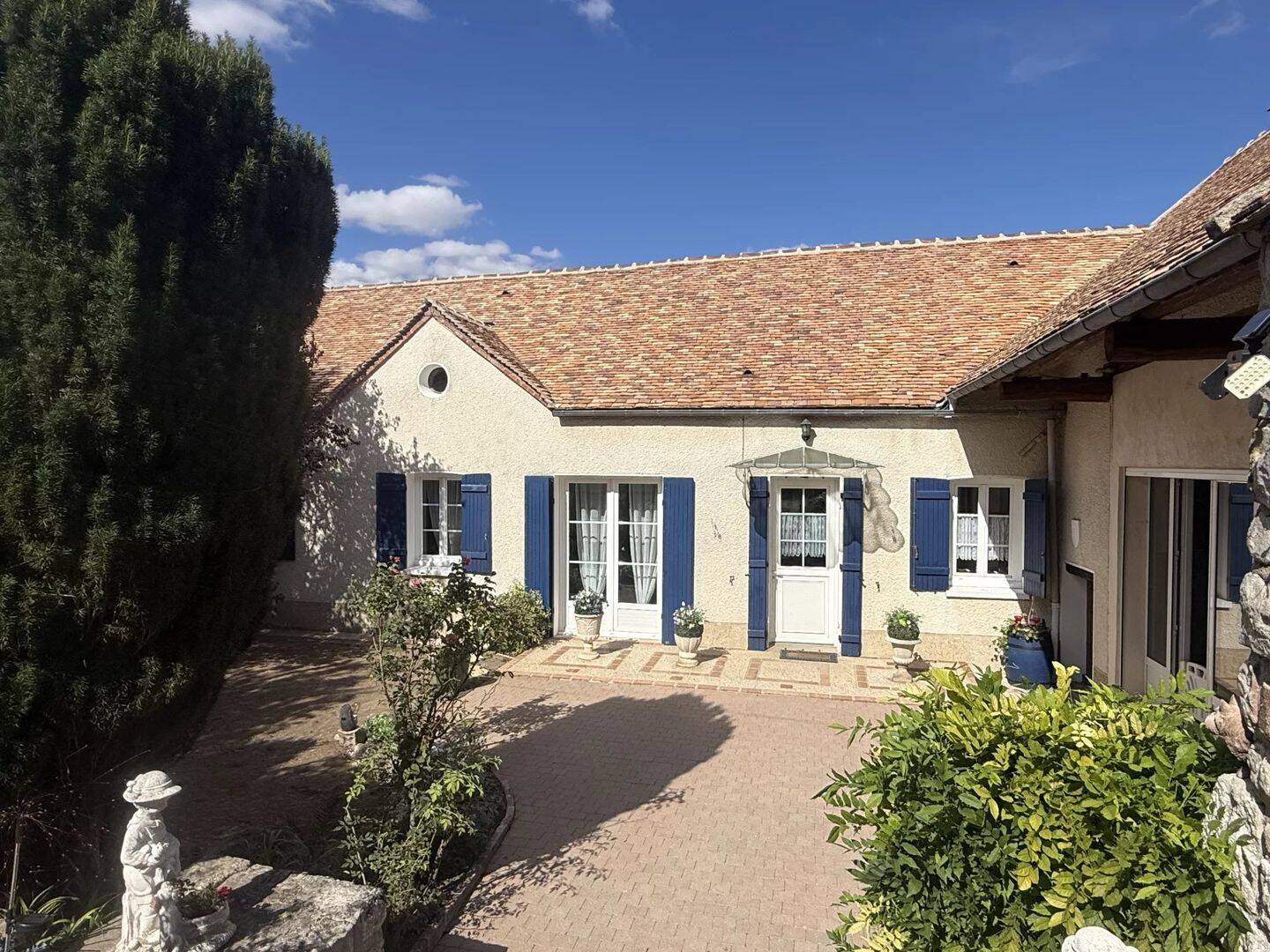 Maison 12 pièces 350 m² · à Villeneuve-la-Guyard · 350 m² · 480 000 €