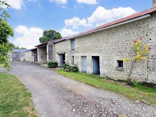 Ferme à vendre 140 900 € 4 pièces 3 chambres 87 m² 5 660 m² de terrain Monts-sur-Guesnes 86420