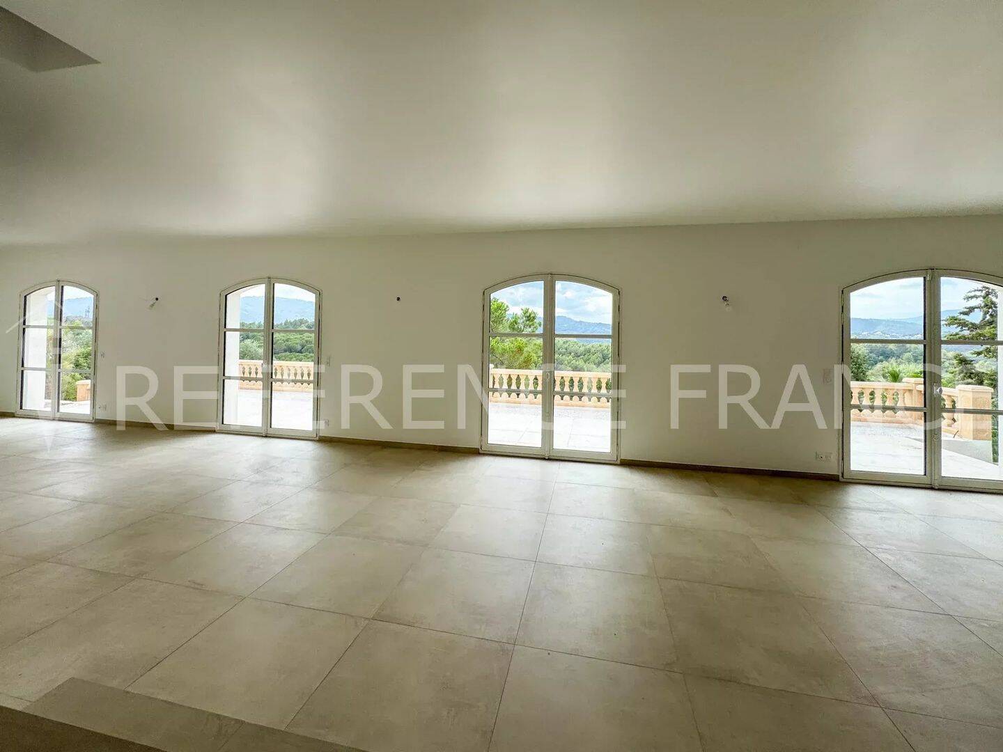 Maison 300 m² · à Mougins · 300 m² · 9 000 €