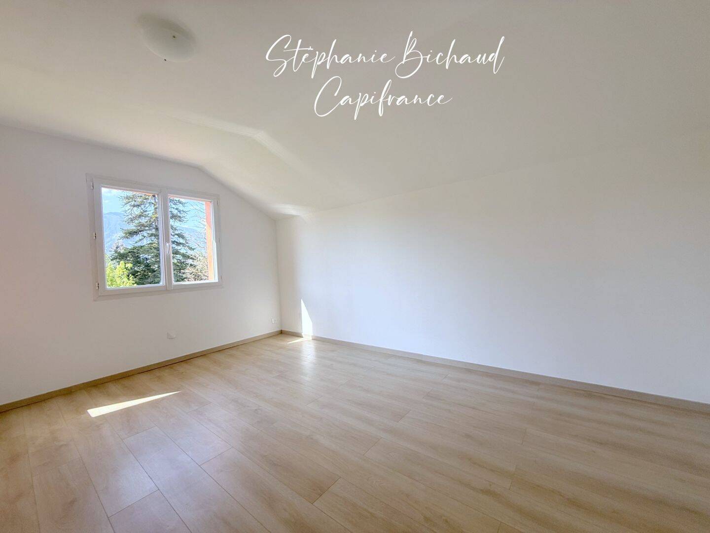 Maison 7 pièces 147 m² · à La Roche-des-Arnauds · 147 m² · 397 000 €