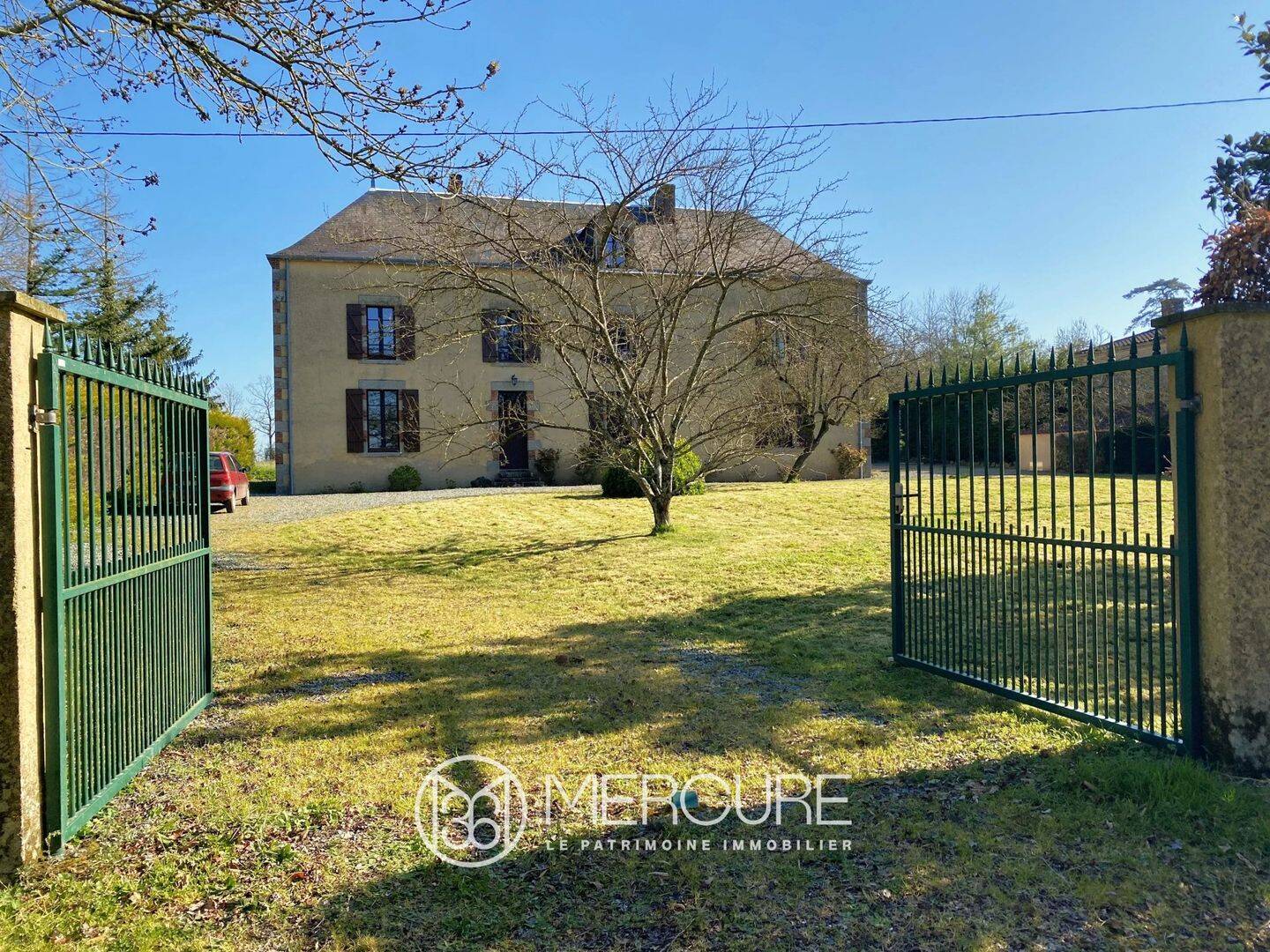 Maison 11 pièces 310 m² · à Pouzauges · 310 m² · 398 000 €