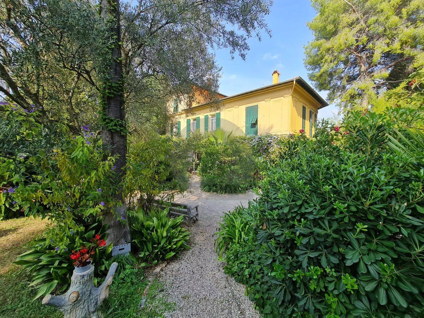 Maison 18 pièces 431 m² · à Roquebrune-Cap-Martin · 431 m² · 3 286 000 €