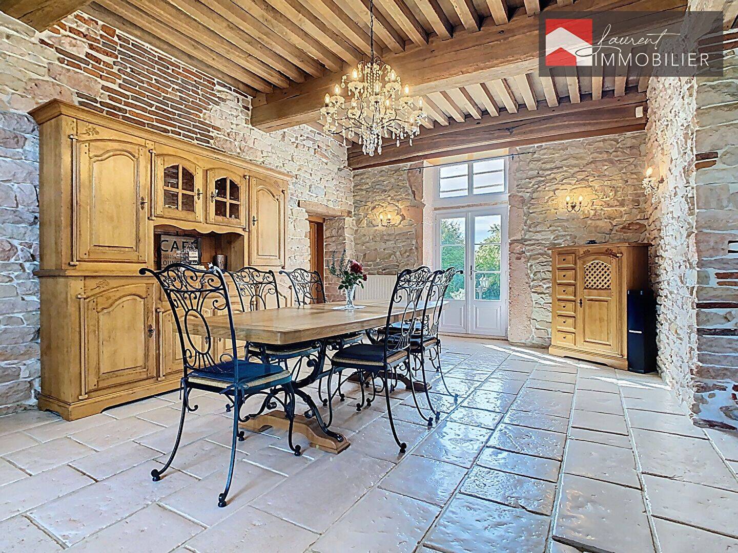 Maison 8 pièces 291 m² · à Cuisery · 291 m² · 359 000 €