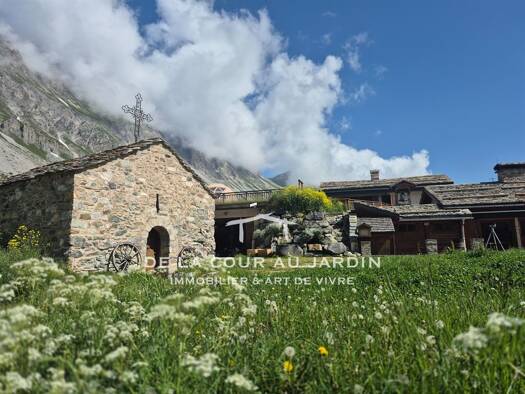 Local d'activités à vendre 2 100 000 € 839 m² d'espace de stockage Pralognan-la-Vanoise 73710