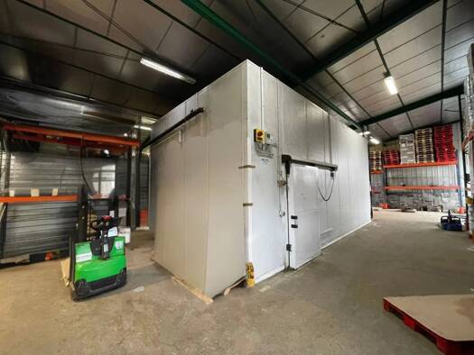 Local d'activités à vendre 577 000 € 850 m² d'espace de stockage Delessert-Saint Louis-Nantilly Saumur 49400