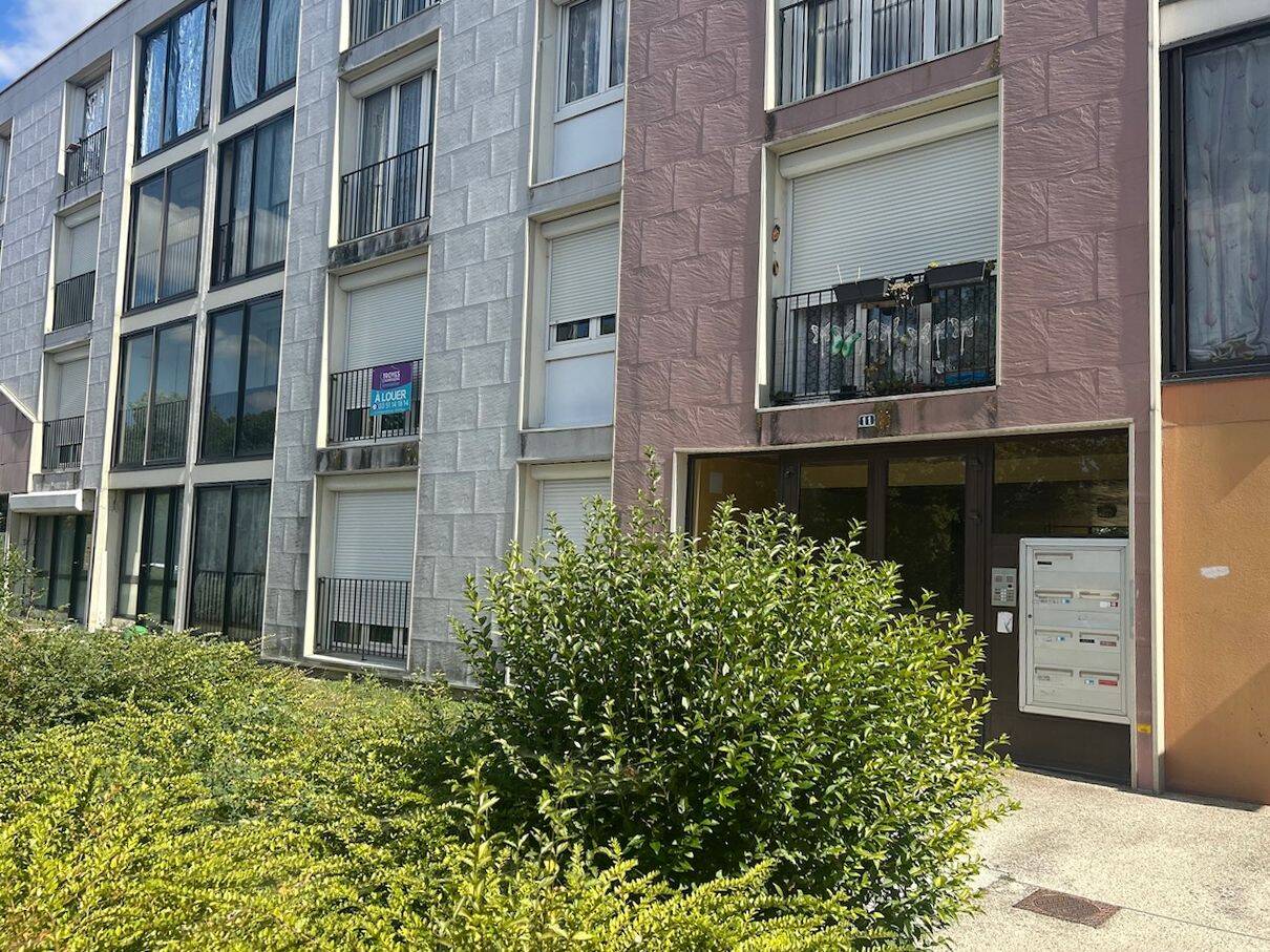 Appartement 4 pièces 80 m² · à La Chapelle-Saint-Luc · 79,5 m² · 750 €