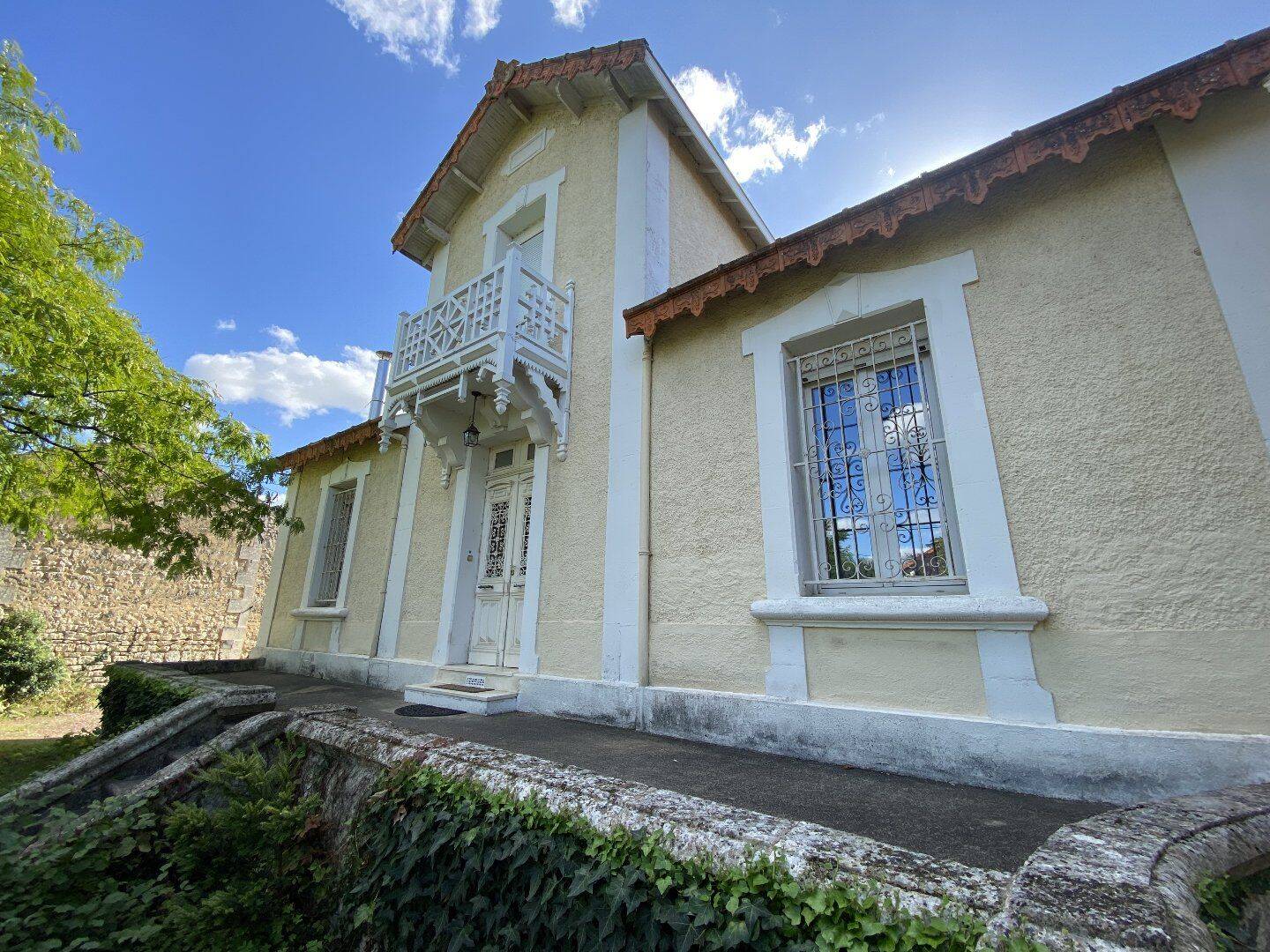 Maison 9 pièces 200 m² · à Saint-Yrieix-sur-Charente · 200 m² · 286 200 €