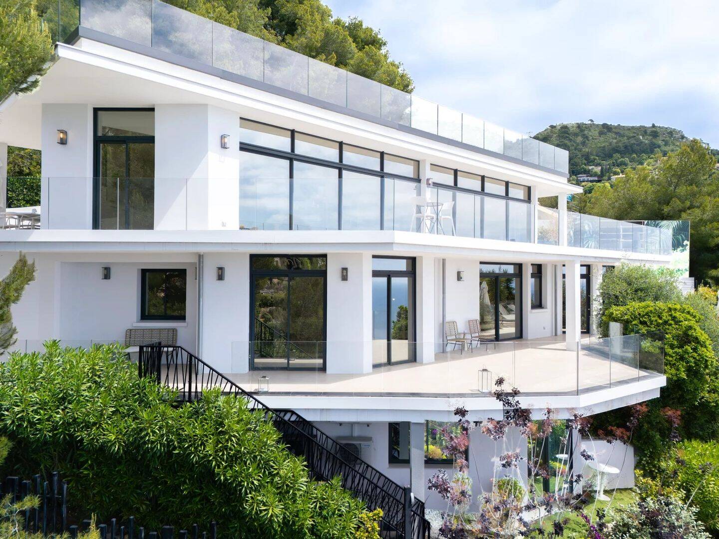 Maison 6 pièces 235 m² · à Roquebrune-Cap-Martin · 235 m² · 25 000 €/mois