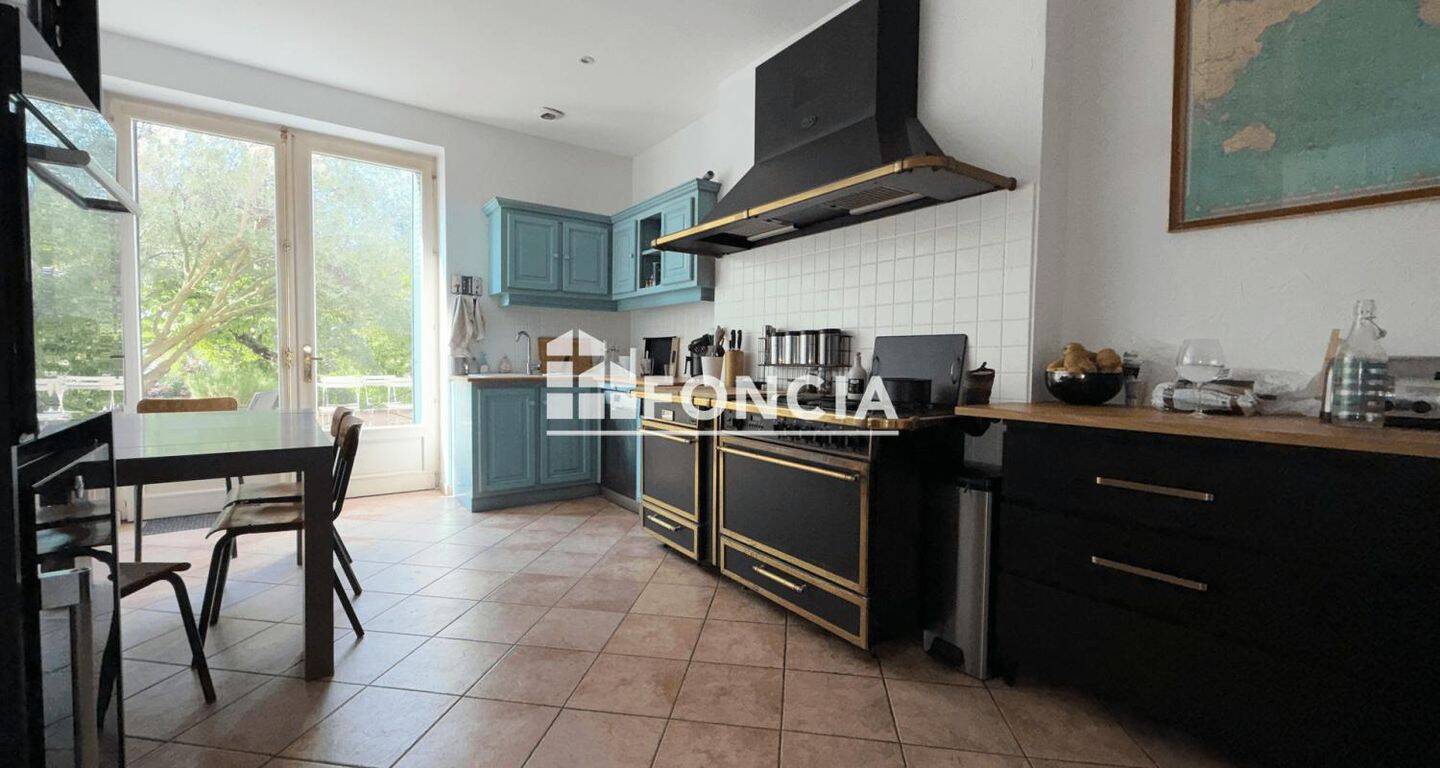 Maison 4 pièces 156 m² · à Lyon 8ème Arrondissement · 156,4 m² · 2 521 €