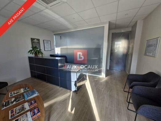 Espace bureau à louer 2 984 € 152 m² de bureaux divisible de 70 m² à 152 m² Craus La Fare-les-Oliviers 13580