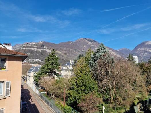 Appartement à vendre 219 000 € 3 pièces 2 chambres 68,3 m² Étage 4/4 Grenoble 38000