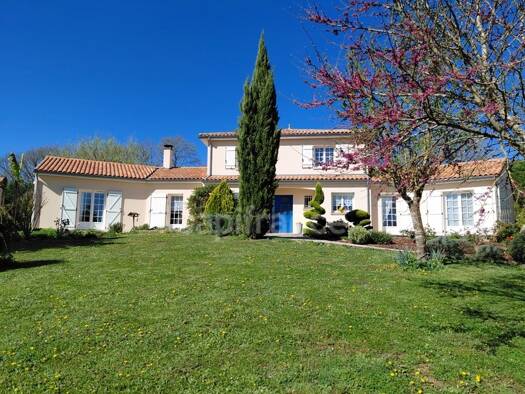 Villa à vendre 365 000 € 8 pièces 5 chambres 295 m² 8 955 m² de terrain Valdivienne 86300