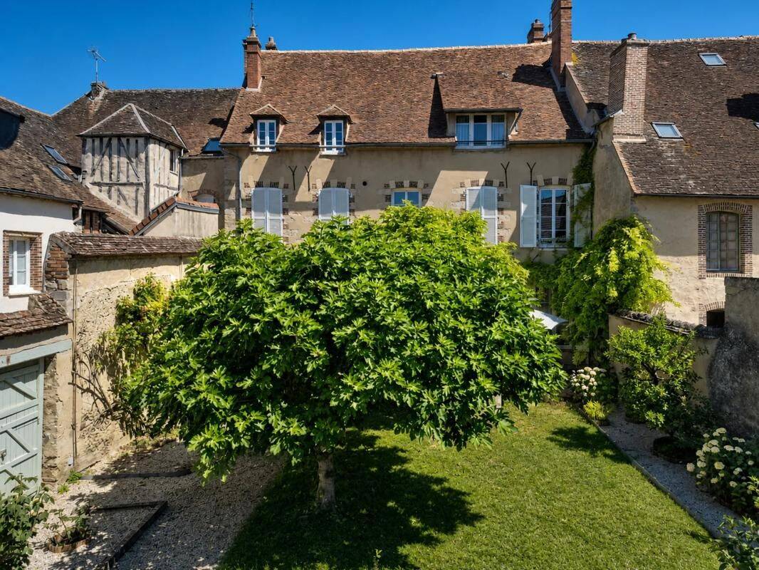 Maison 10 pièces 319 m² · à Villeneuve-sur-Yonne · 319 m² · 749 000 €