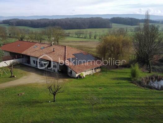 Ferme à vendre 338 000 € 8 pièces 4 chambres 171,5 m² 5 301 m² de terrain Montrevel-en-Bresse 01340