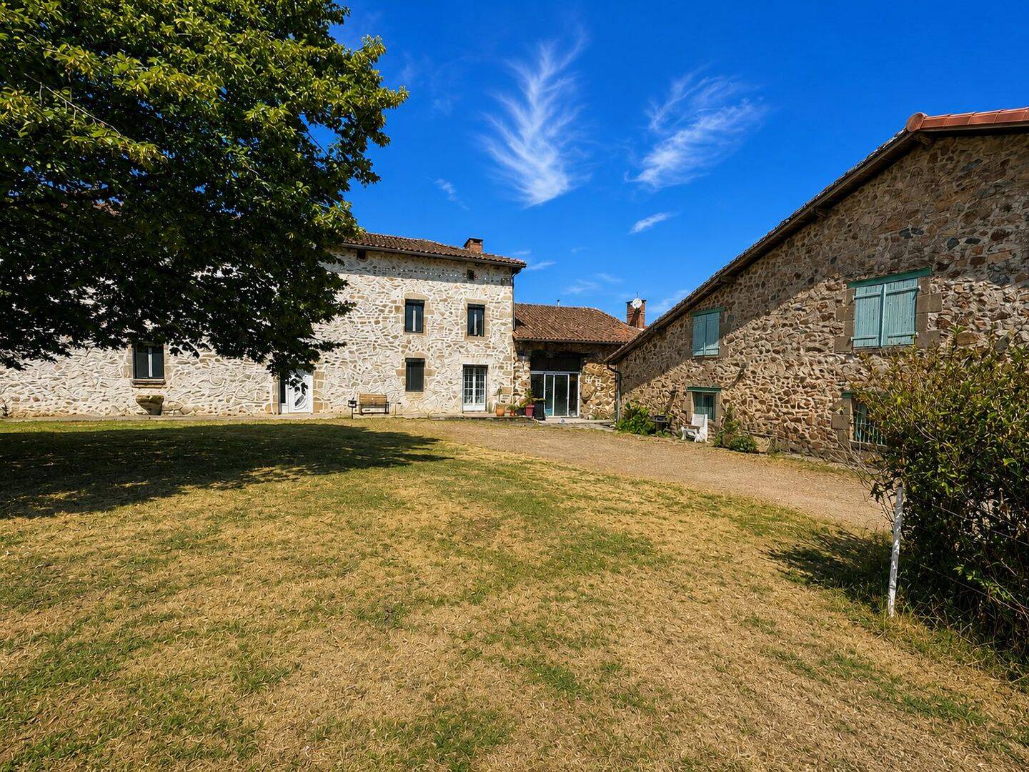 Maison 8 pièces 300 m² · à Chabrac · 300 m² · 350 000 €