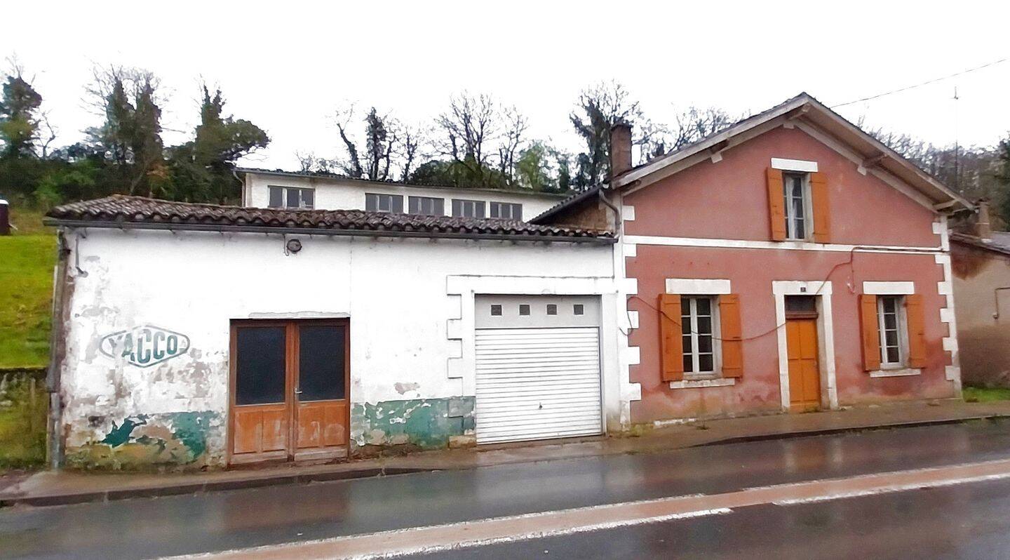 Proche de Ribérac. Maison de trois chambres avec garage, cave et