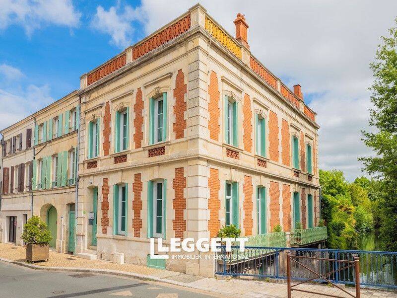 Maison 13 pièces 370 m² · à Pons · 370 m² · 540 600 €