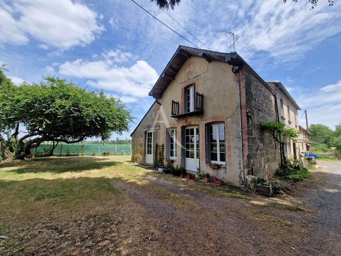 Maison 7 pièces 146 m² · à Dénezé-sous-Doué · 145,9 m² · 833 €