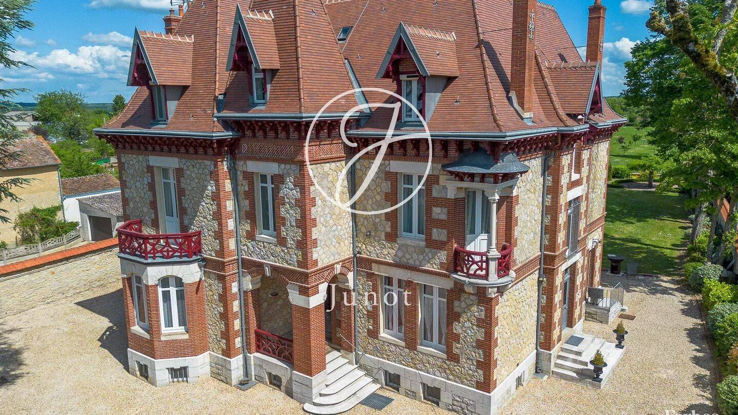 Maison 10 pièces 394 m² · à Sancoins · 393,6 m² · 650 000 €