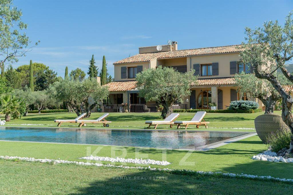 Maison 9 pièces 297 m² · à Lourmarin · 297 m² · 4 200 000 €