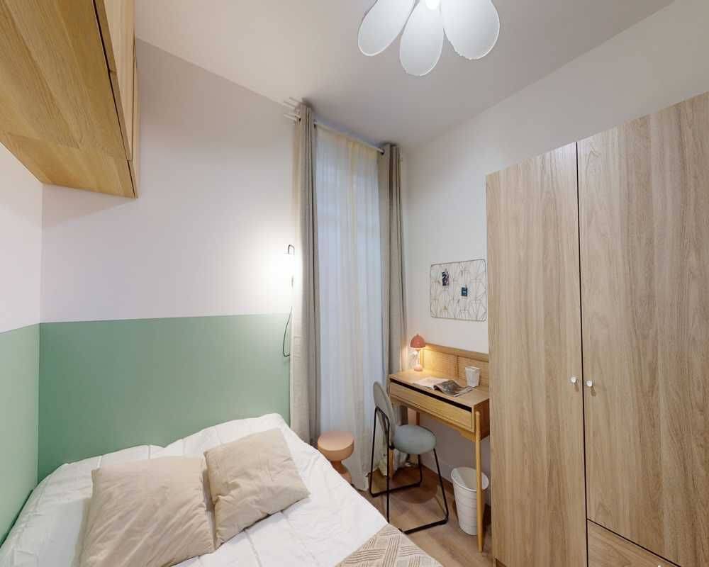Appartement 9 pièces 140 m² · à Paris 10ème Arrondissement · 140 m² · 1 125 €