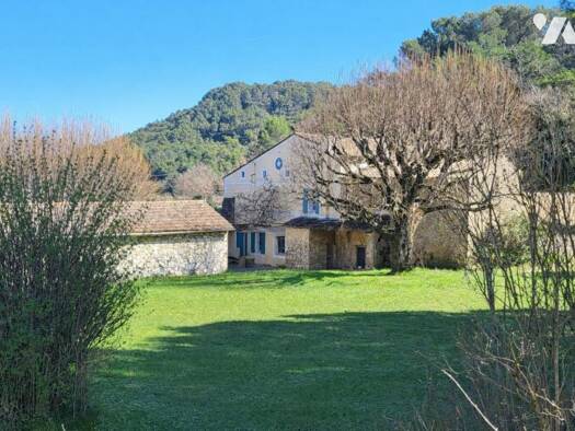 Maison à vendre 560 000 € 8 pièces 5 chambres 258 m² 4 460 m² de terrain Entrechaux 84340