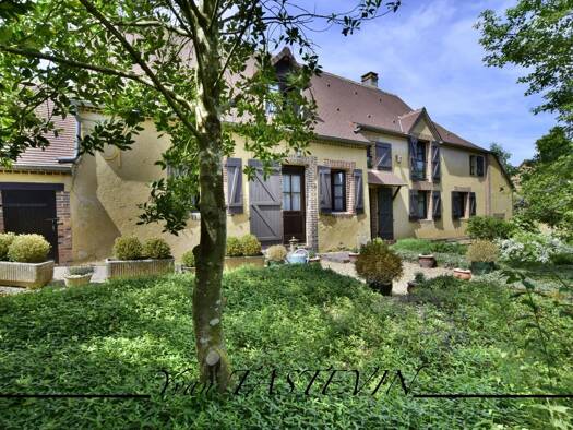 Villa à vendre 375 000 € 10 pièces 5 chambres 351 m² 7 195 m² de terrain La Ferté-Bernard 72400