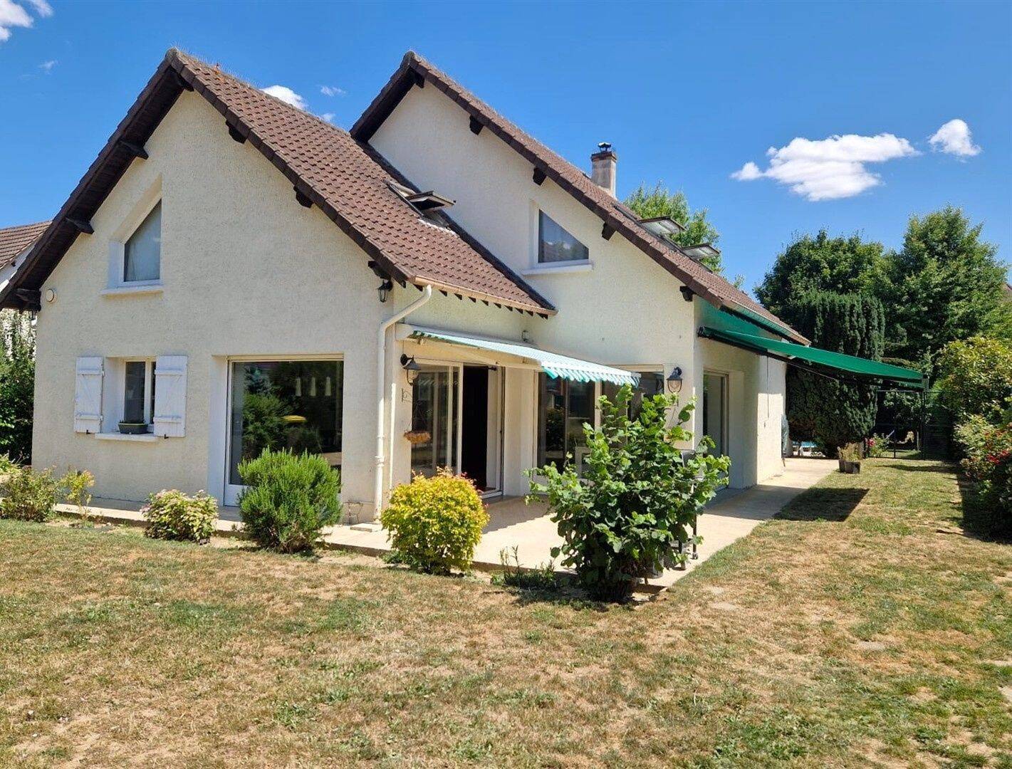 Maison 6 pièces 211 m² · à Saint-Lubin-des-Joncherets · 211 m² · 278 250 €