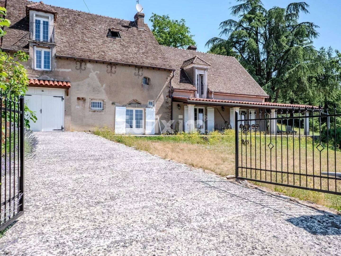 Maison 7 pièces 261 m² · à Givry · 261 m² · 695 000 €