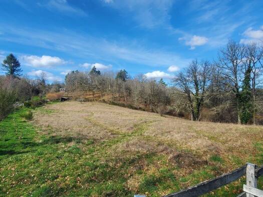 Terrain constructible à vendre 28 000 € 8 016 m² de terrain Moustier-Ventadour 19300