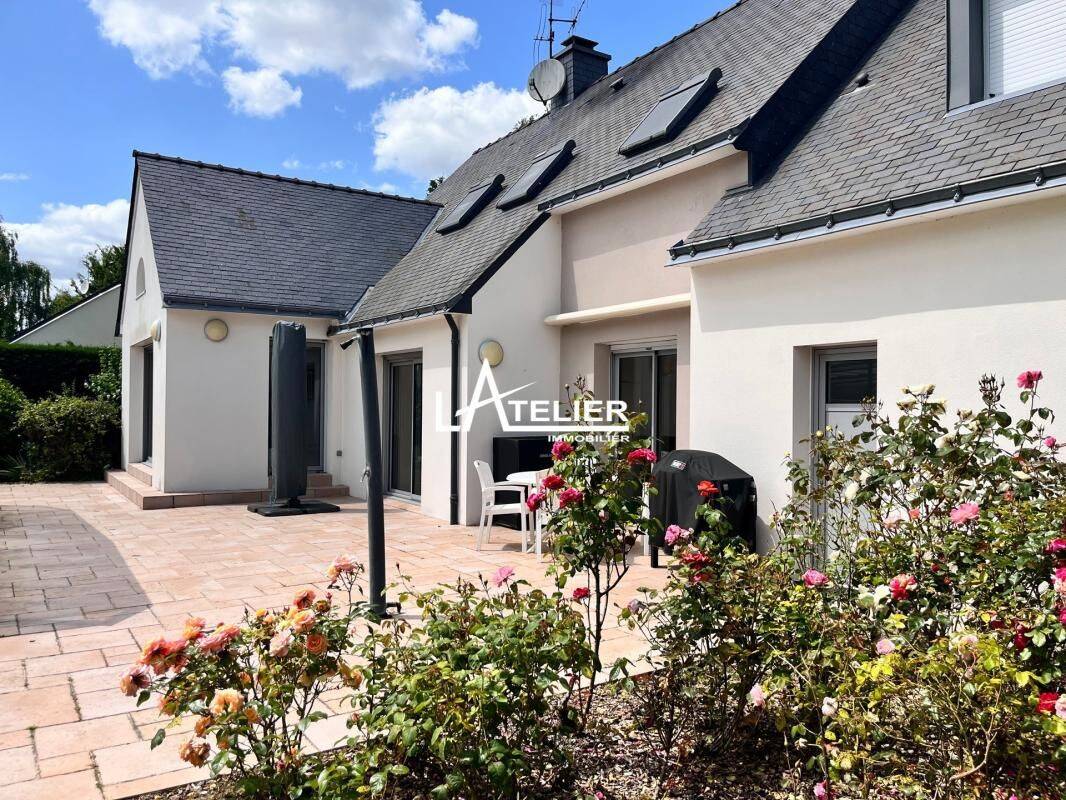 Maison 9 pièces 233 m² · à Saint-Étienne-de-Montluc · 233 m² · 698 000 €