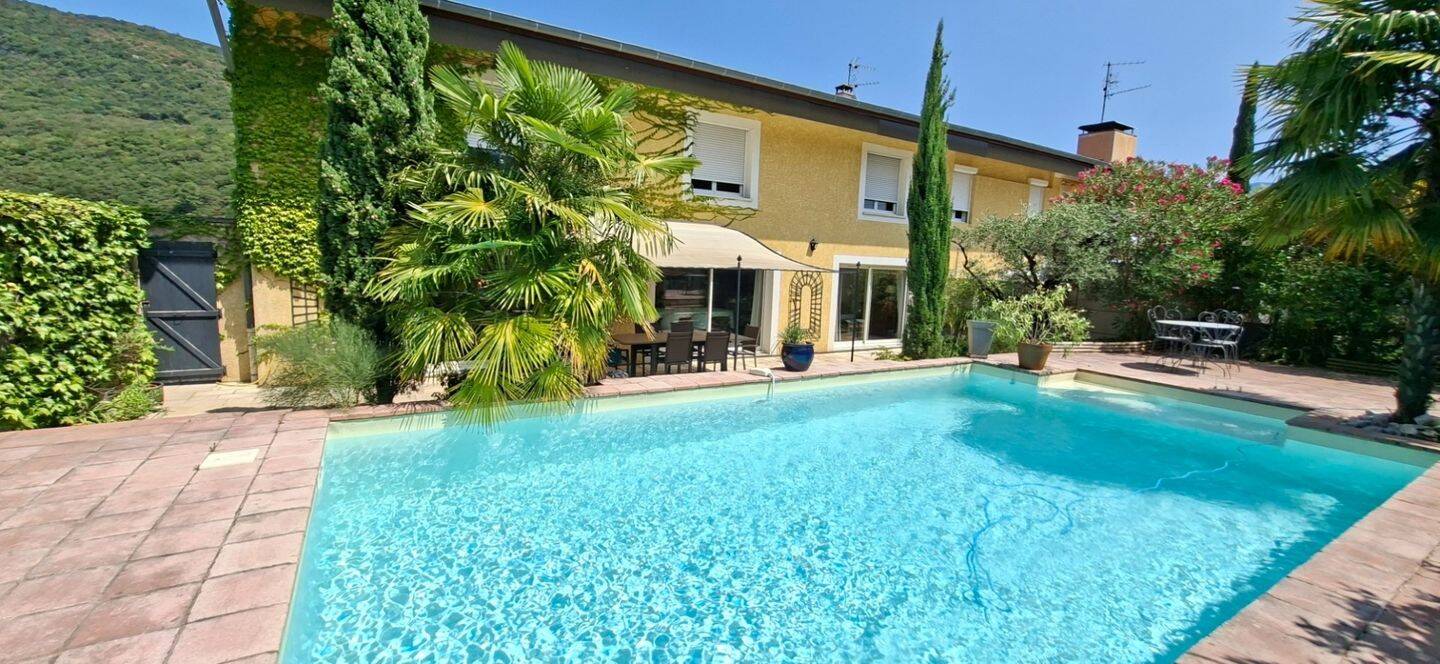 Maison 8 pièces 310 m² · à Brison-Saint-Innocent · 310 m² · 849 000 €