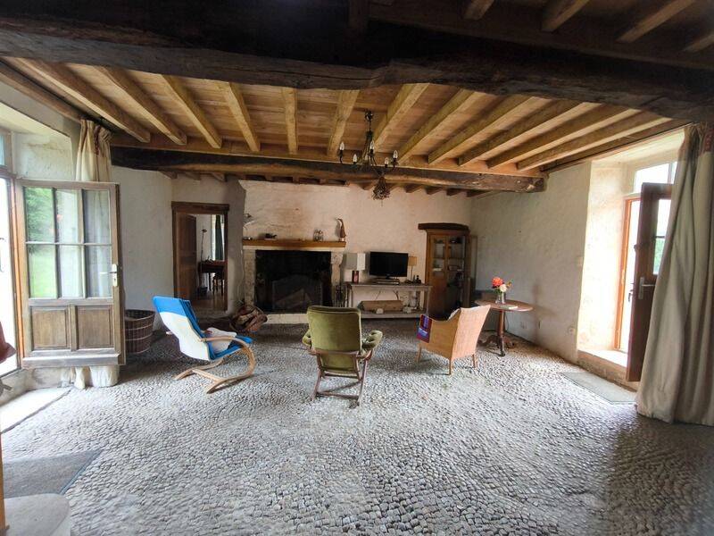 Maison 9 pièces 300 m² · à Ébréon · 300 m² · 200 000 €